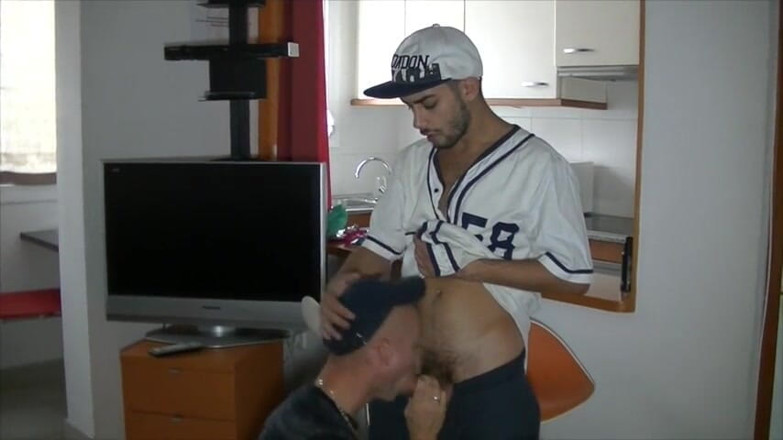 Gaybareback: Cazzo XXL scopa un gay muscoloso