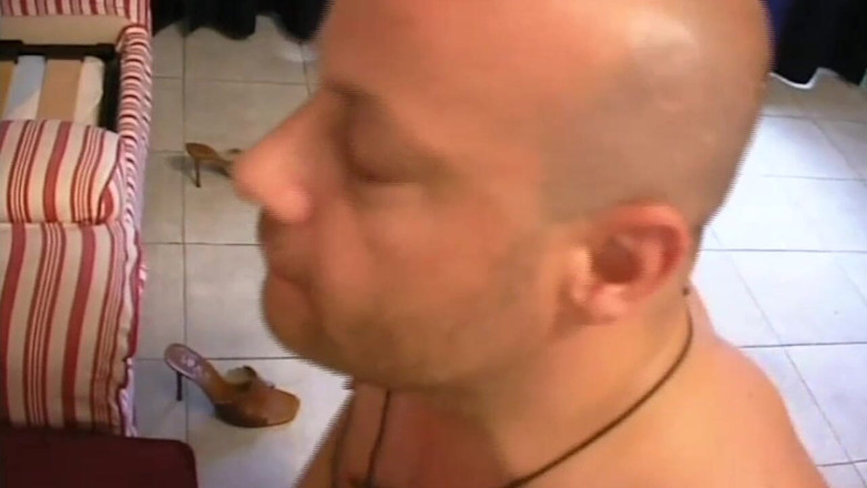 TGIRL ROOM: Idzie znaleźć swojego trans przyjaciela, aby zrobić loda i odpowiednio...