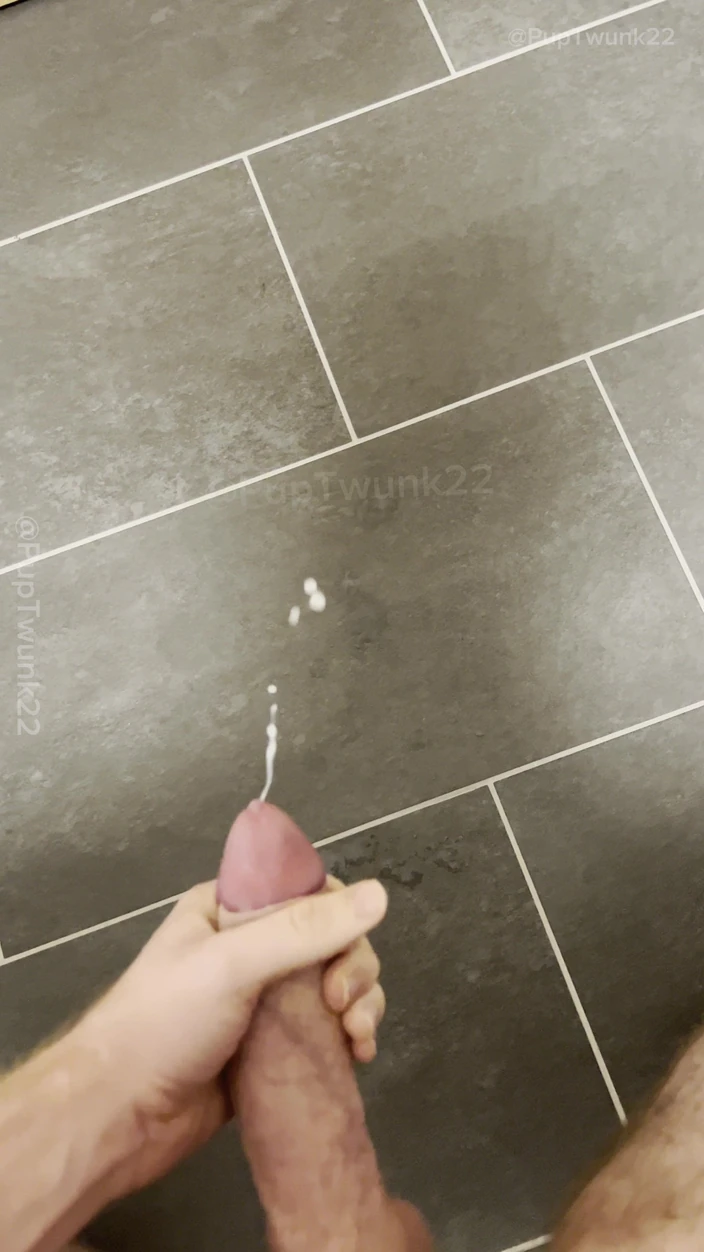 PupTwunk22: Huge Cumshot After Gym Session.