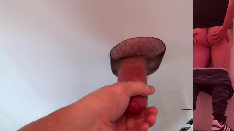 GLORYHOLEGAYS: Wat zit er in zijn broek? Jonge kijkgat-gast brengt iets...