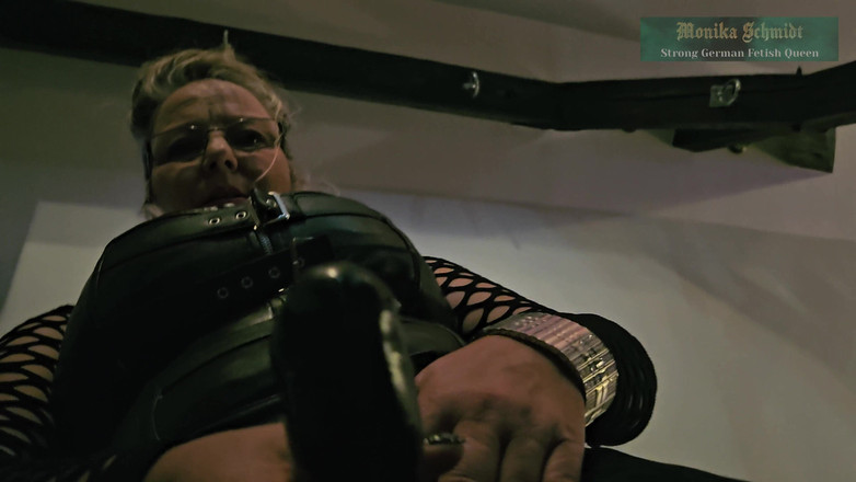 Strict Senz: Monika schmidt lagi asik nyepong kontolku - pov