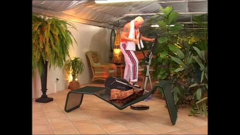 MUSCHI TV - our best full movie: Brunett kåt MILF med en hårig fitta suger en stor...