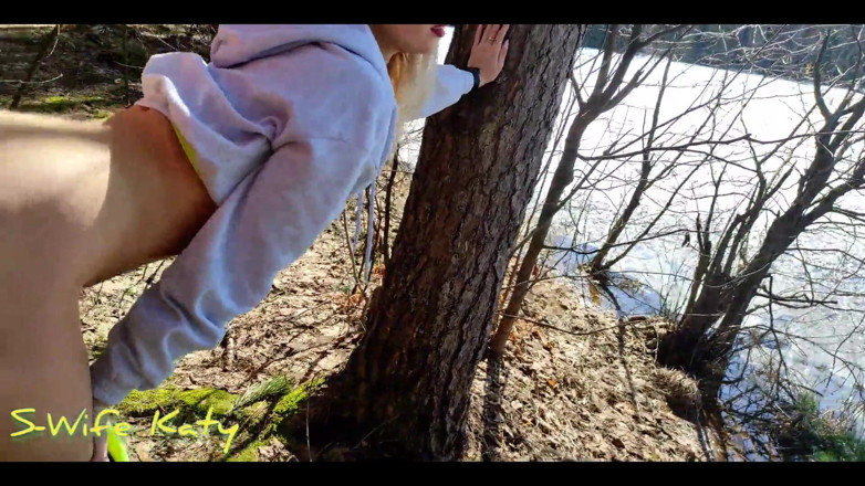 S-Wife Katy: Una zorra casada quería sexo en el bosque mientras su...