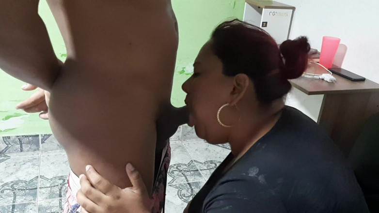 Victor y Brandy: I Interrupt Her Cleaning so She Can Suck My Dick