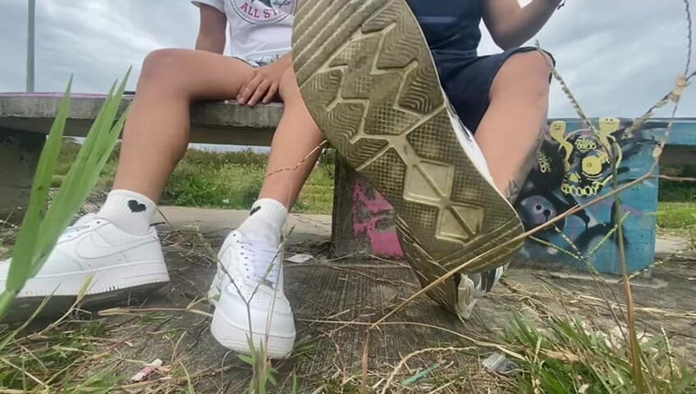 Mr Feet Colombia: Amigos En Colombia Salen a Fumar Mientras Se Quitan Los...