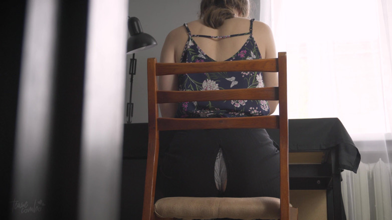 Teasecombo 4K: Viendo a una secretaria caliente trabajando en pantalones rasgados