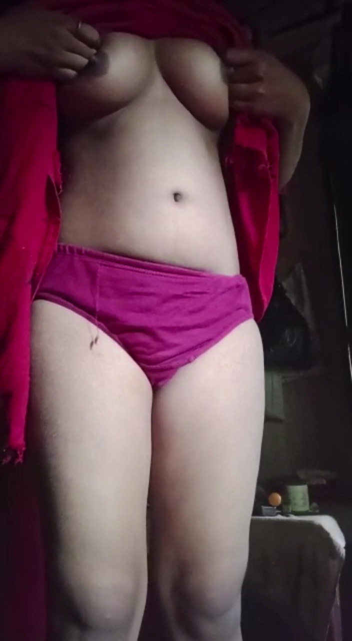 Nunu: Bhabhi bawi się swoimi dużymi