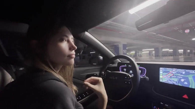 scarlettandc: Twee lesbiennes hebben seks in de auto