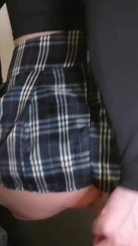 Napalona maminsynek ujeżdża nowy wielki dildo jak prawdziwa dziwka