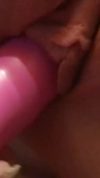 Eine geile und transgressive heiße blondine masturbiert mit ihrem sextoy