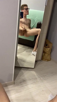 Ngocok kontol di depan cermin