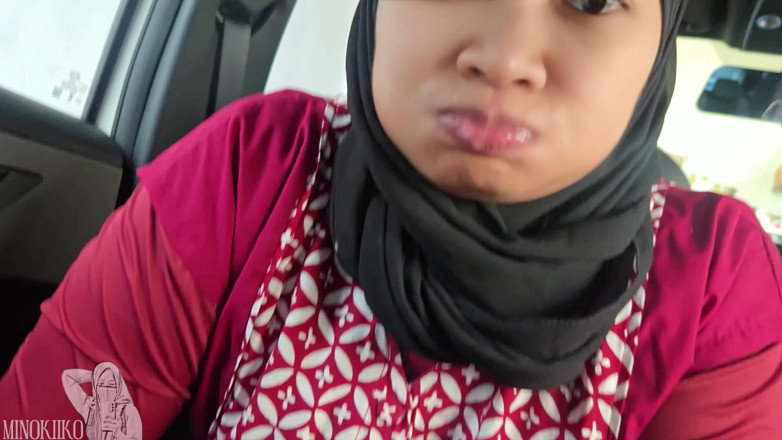 Minokiiko: Nhân viên văn phòng Hồi giáo hijabi châu Á tuyệt vọng đấu...
