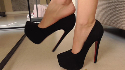 Solo Austria: Princess Kirstin`s dangling with black high heels and sexy pink...