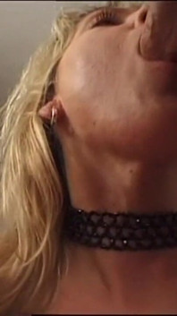 Süße blondine gibt einen blowjob und einen tittenjob