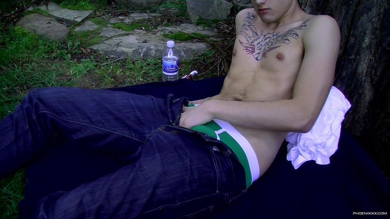 Phoenixxx: Masturbándose en el bosque con Chris