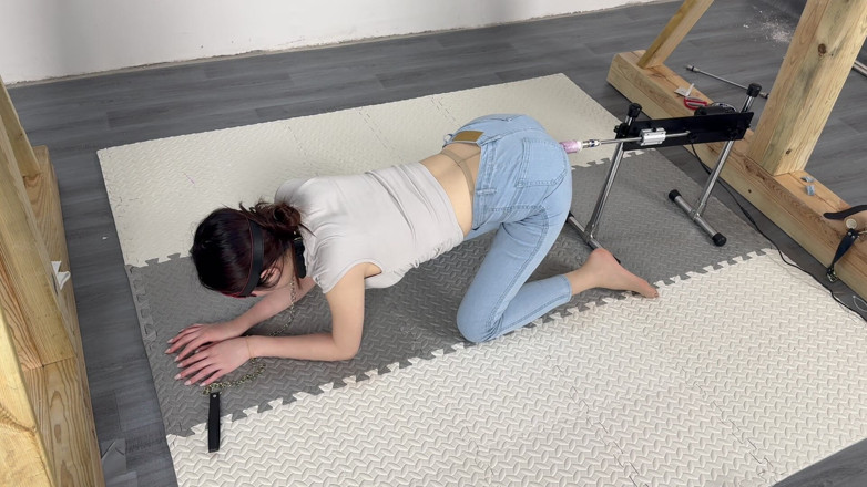 Yanmou: Emprisonnez une fille en jean moulant