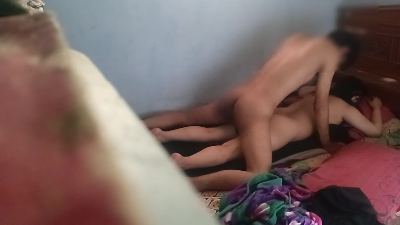 Famly sex: 我朋友房间里的摄像头，而他和女友做爱