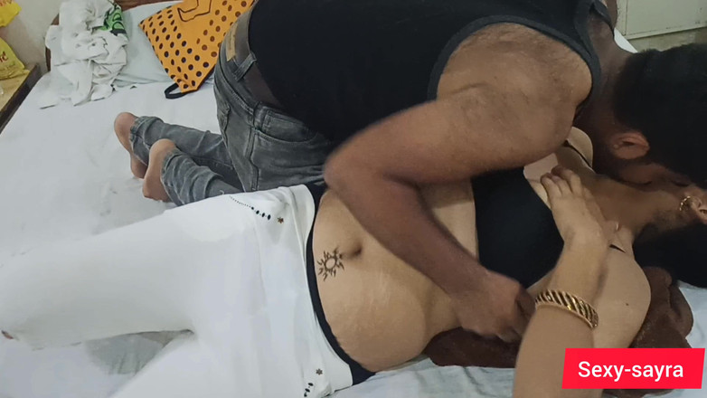 Sexy-sayra: 사무실에서 일하는 소년에게 호텔 방에서 따먹히는 여주인