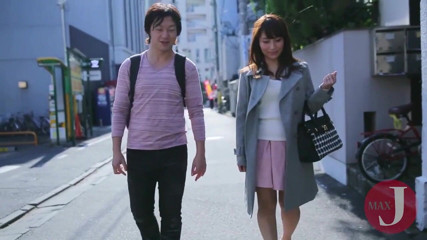 Asian happy ending: Gadis Asia yang cantik mengisap kontol pacarnya di kamar mandi