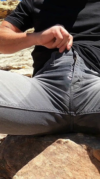 Kencing seluar jeans saya dan melancap di padang pasir