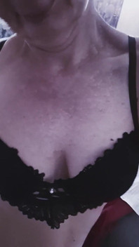 Cobalah lingerie seksi baruku.