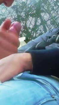 我在废弃的网球场上遇见一个好奇的年轻人