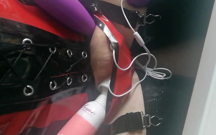 Fetish Pengu: Kogut wibrator zabawka drażni się ze skurczami orgazm w lateksowych...