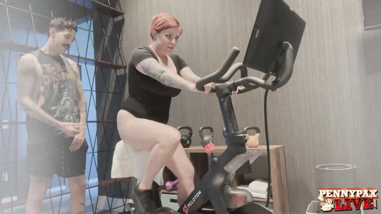 Penny Pax: Penny Pax pracował na siłowni