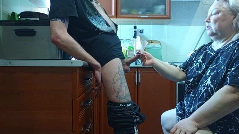 Zona901: Мачуха виплюнула всю сперму після мінету