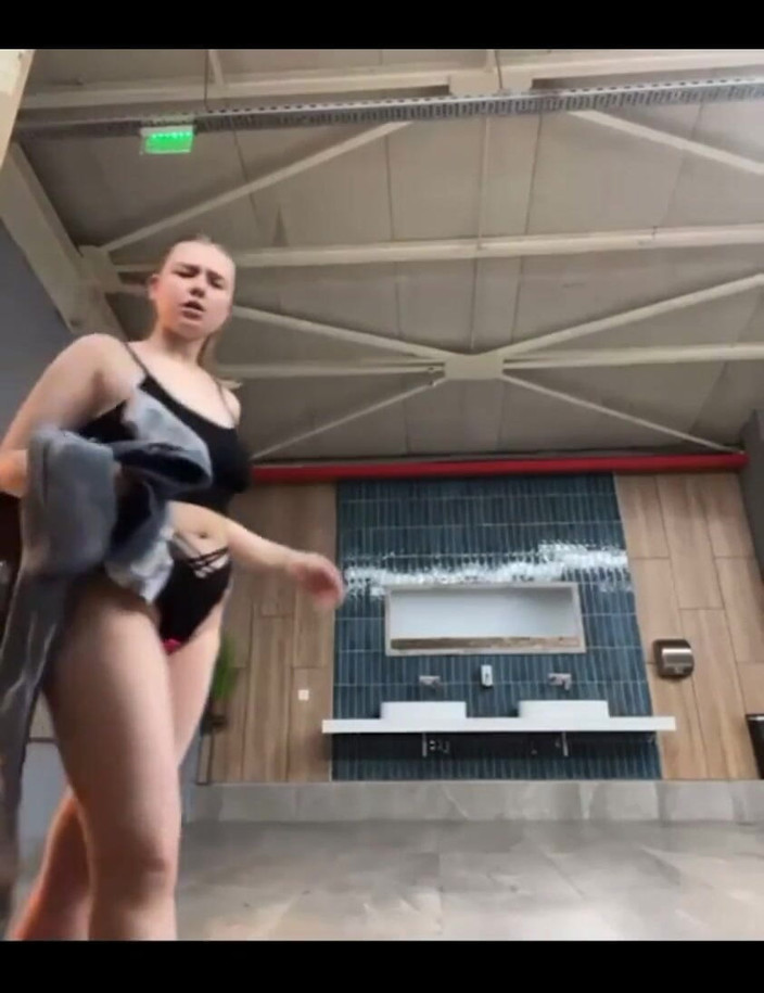 JuiceLussie: Doppia penetrazione in pubblico