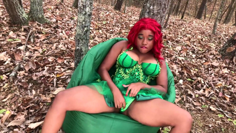 Super Hot Films: Halloween pussy play as Poison Ivy / Nina Rivera