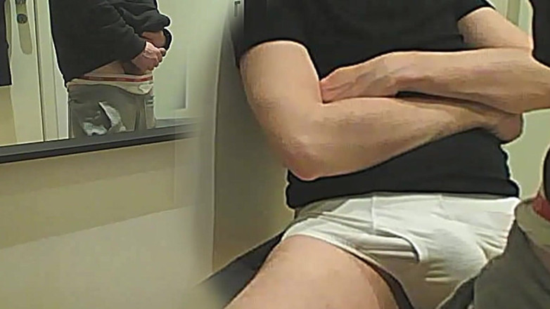 AmateurBoysPissing: Amateurjongen plast een paar druppels op de witte slip van...