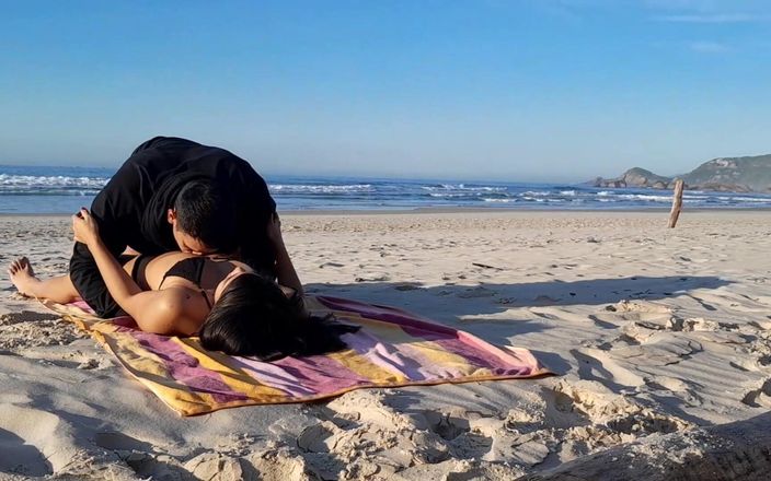 Couplebeach1: 在海滩上被抓到的情侣