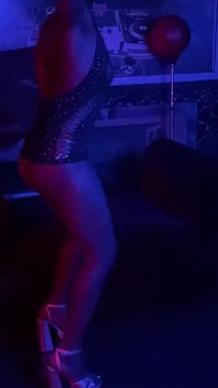 Pozwól mi umieścić na show dla ciebie Daddytwerk My Soczysty tyłek w twojej twarzy !!