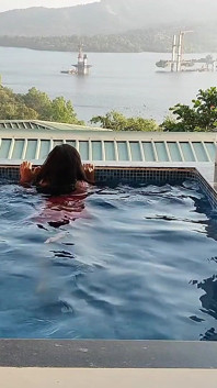 Saat komal lagi mandi di kolam renang, suaminya berawal dari wanita bahenol ini