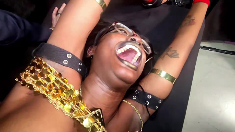 BleuFetish Tickling: Reality vampire在Exxxotica上给aki kim和jay乞求怜悯2x，而