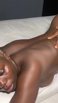 Ebenový zadek si užívá velkého ptáka nesestříhané