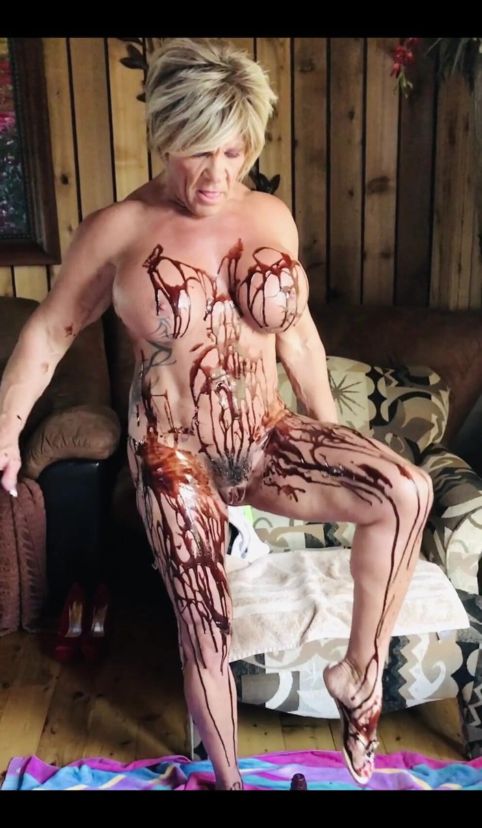 Musclemama4u: Čokoládou pokrytá milfka máš ráda čokoládu? Chceš lízat?