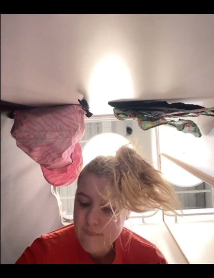 JuiceLussie: Scopata anale estrema e squirt in un luogo