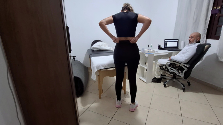 Gabi SweetCouplesStories: O mamă sexy este futută cu degetul de proctolog în timpul...