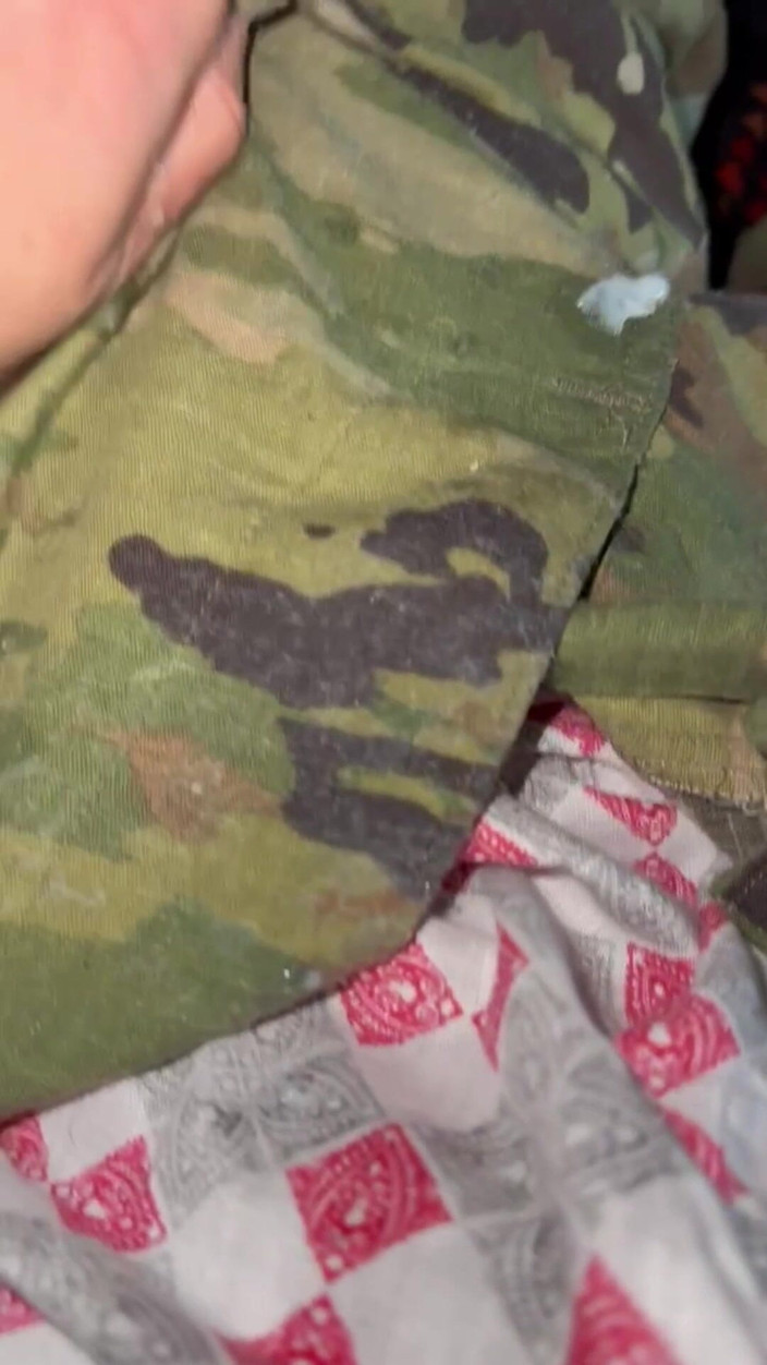 Gay Soldier Stuff: Specialistul armatei se masturbează în boxeri împrumutat de la sarge lui și trage...