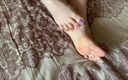Gloria Gimson: Ensam flicka smeker hennes fot med pedikyr