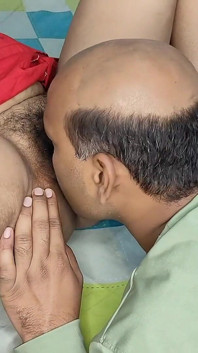 Suami lembut menjilat pepek isteri berbulu