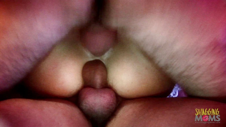 Shagging Stepmoms: Perverzní holka dostane své těsné díry naplněné dvěma tlustými ptáky