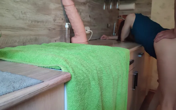 Lizaveta: "roasted" a Fat-assed Girlfriend in the Kitchen