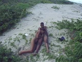 Exotic Girls: Un'arrapata coppia giamaicana scopa sulla spiaggia