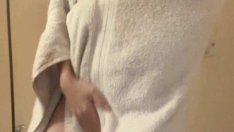 sweethanajapanese: Крошечные сиськи идеальной Hana носить одежду после душа, красивая волосатая