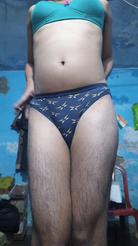 Femboy india cachonda usando el sujetador y las bragas de su hermanastra