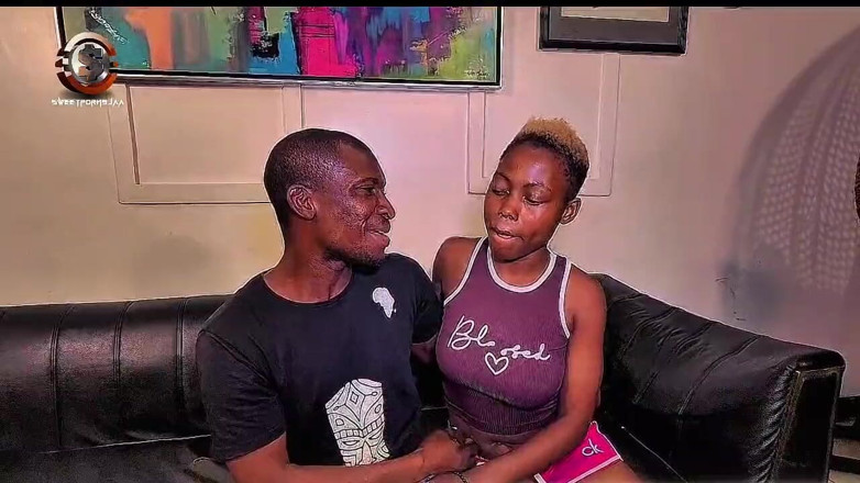 Tusweet9ja: Betty skaly的紧致阴户被她的男人和好朋友干