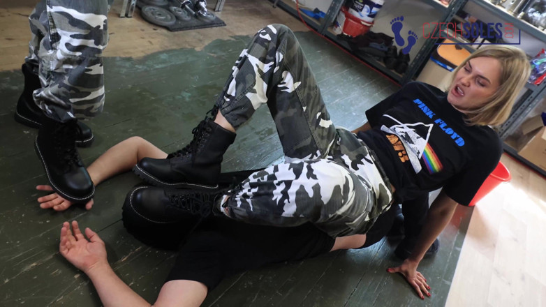 Czech Soles - foot fetish content: Militärmädchen genießen es, ihre sockensklavin zu erniedrigen